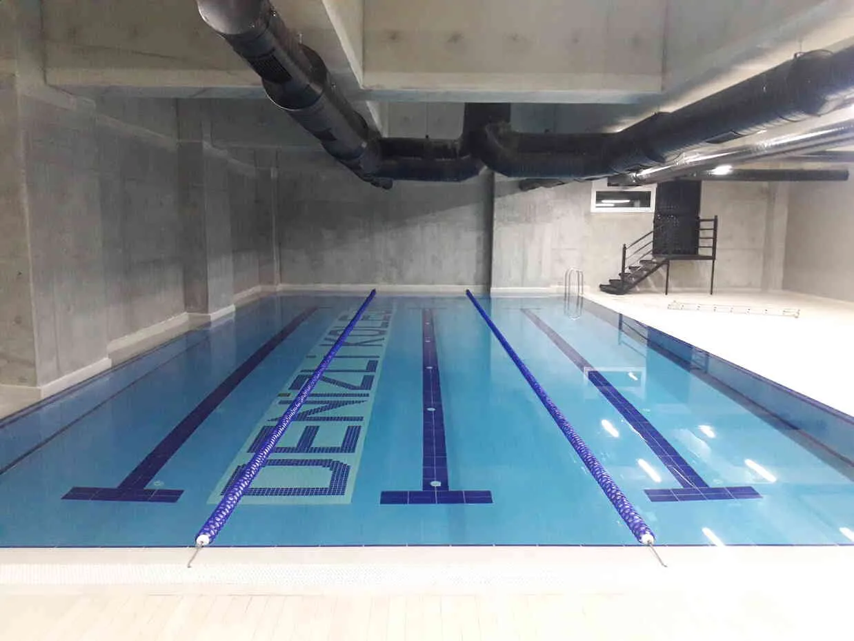 Mavi gökyüzü altında huzur bulun.